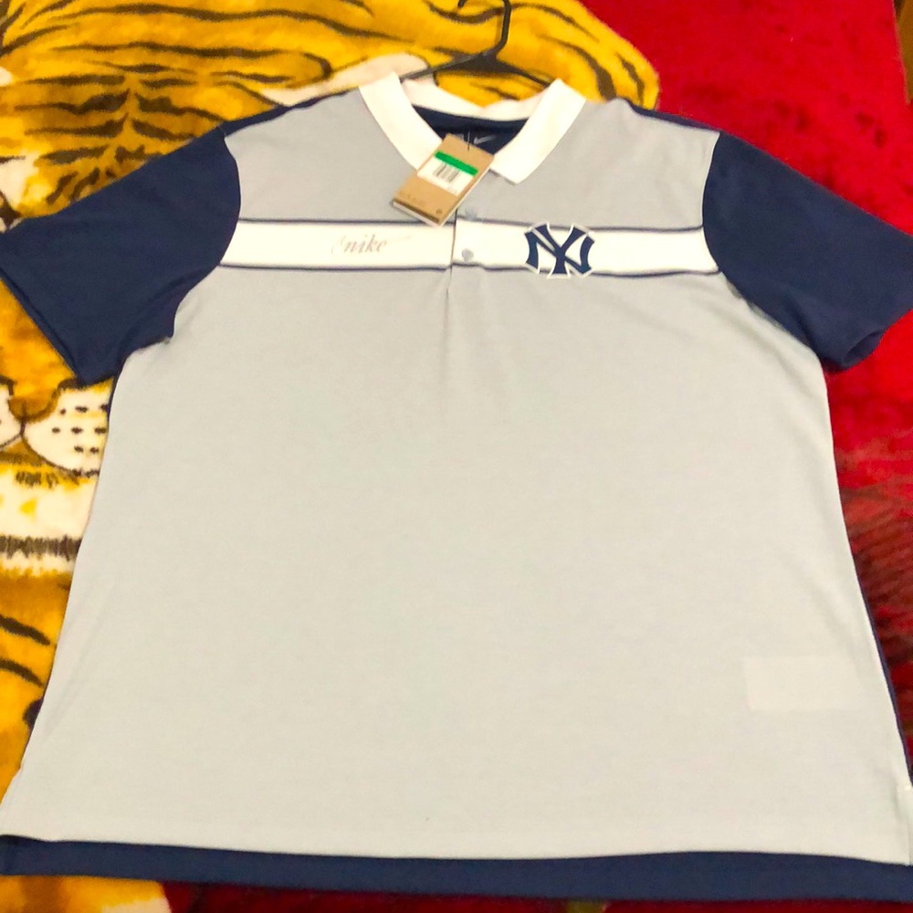 NIKE MLB COOPERSTOWN COLLECTION NEW YORK YANKEES THREE BUTTON POLO SHIRT